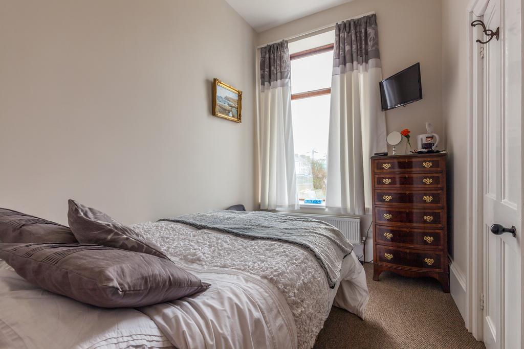 Antrim House Guest Rooms & Suites (Adults Only) Portrush Oda fotoğraf